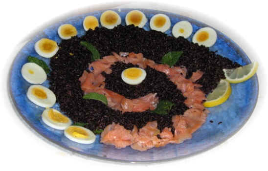 insalata di riso nero e salmone affumicato